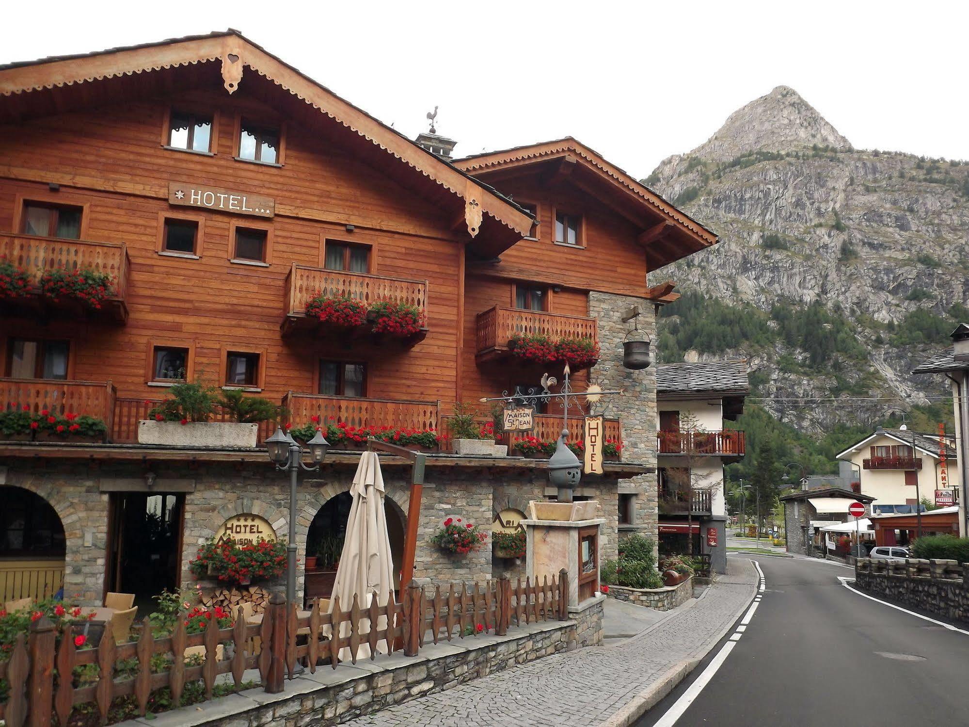 Hotel Maison Saint Jean Courmayeur Bagian luar foto